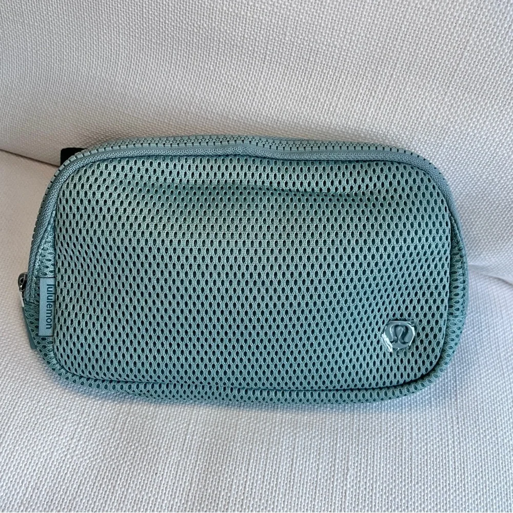 Lululemon Everywhere Belt Bag Knit Mesh Crater Blue NWT Crossbody Size 1L - Picture 4 of 5